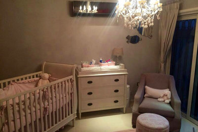 Ejemplo de habitación de bebé contemporánea pequeña con paredes grises y suelo de baldosas de porcelana