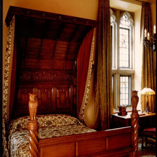 Ejemplo de dormitorio principal, tradicional, grande, con paredes amarillas y suelo de madera en tonos medios