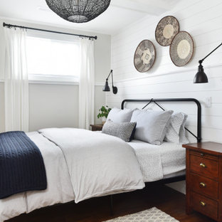 Country Gästezimmer ohne Kamin mit weißer Wandfarbe, braunem Holzboden, braunem Boden, freigelegten Dachbalken, Holzdielenwänden und vertäfelten Wänden in Ottawa