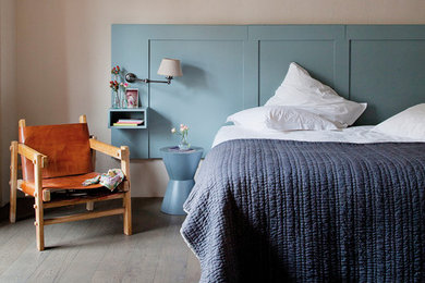 Diseño de dormitorio ecléctico con suelo de madera en tonos medios