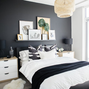 Idee per una camera da letto minimal con pareti nere, parquet chiaro e pavimento beige