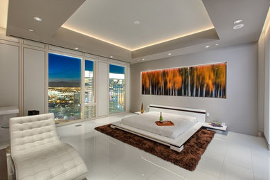 ロサンゼルスにある広いモダンスタイルのおしゃれな主寝室 (白い壁、磁器タイルの床)