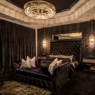 Diseño de dormitorio principal, clásico renovado, grande, con paredes negras, suelo de baldosas de porcelana, chimenea de esquina, marco de chimenea de piedra y suelo beige