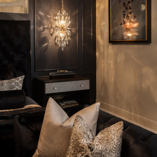 Foto de dormitorio principal, clásico renovado, de tamaño medio, con paredes beige, suelo de baldosas de porcelana y suelo beige