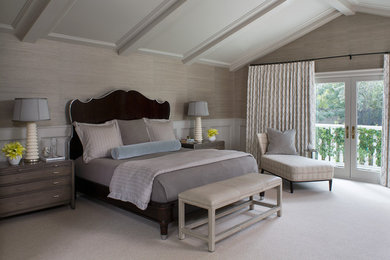 Exemple d'une grande chambre chic avec un mur beige, une cheminée standard, un manteau de cheminée en pierre et un sol beige.