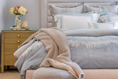 Imagen de dormitorio principal contemporáneo de tamaño medio con paredes azules, moqueta y suelo beige