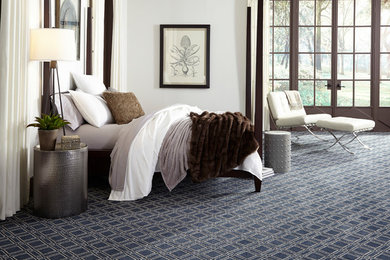 バンクーバーにある中くらいなコンテンポラリースタイルのおしゃれな客用寝室 (白い壁、カーペット敷き、青い床)