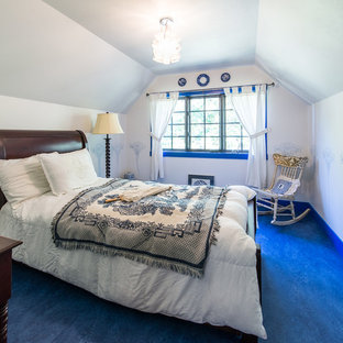 Diseño de dormitorio tipo loft, de estilo americano, de tamaño medio, sin chimenea, con paredes blancas y suelo de linóleo