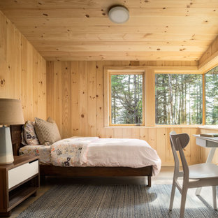Foto de habitación de invitados rural, de tamaño medio, con paredes marrones, suelo de madera en tonos medios y suelo gris