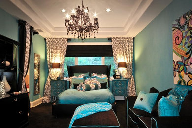 ロサンゼルスにある中くらいなエクレクティックスタイルのおしゃれな客用寝室 (青い壁、カーペット敷き、暖炉なし) のインテリア