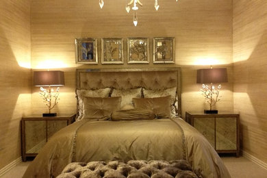 На фото: хозяйская спальня среднего размера в стиле неоклассика (современная классика) с бежевыми стенами, ковровым покрытием и бежевым полом без камина с