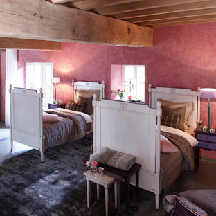 Immagine di una piccola camera da letto classica con pareti rosa e pavimento con piastrelle in ceramica