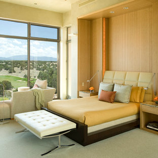 Diseño de dormitorio principal, contemporáneo, con paredes amarillas