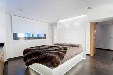 Minimalist bedroom photo in Valencia