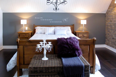 モントリオールにあるコンテンポラリースタイルのおしゃれな寝室 (グレーの壁、濃色無垢フローリング) のインテリア