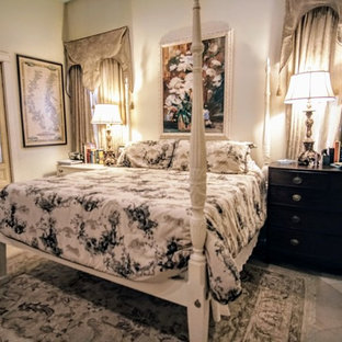 Ejemplo de dormitorio principal, campestre, grande, con paredes blancas, suelo de piedra caliza y suelo beige