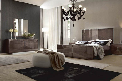 Ejemplo de dormitorio principal contemporáneo grande sin chimenea con paredes grises, moqueta y suelo beige