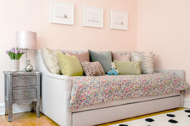 シカゴにある中くらいなトランジショナルスタイルのおしゃれな寝室 (ピンクの壁、淡色無垢フローリング、ベージュの床)