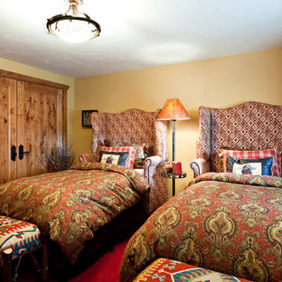 Modelo de habitación de invitados rural con paredes amarillas
