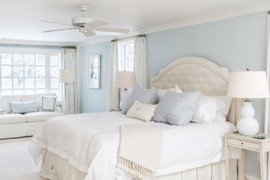 Ejemplo de habitación de invitados grande con paredes azules y moqueta