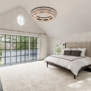 Modelo de dormitorio principal, contemporáneo, extra grande, con paredes blancas, suelo de madera oscura y suelo negro