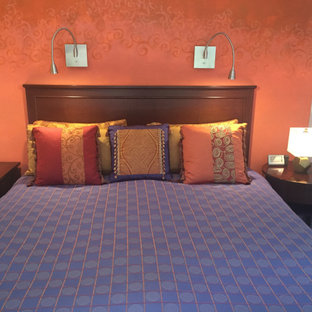 Ejemplo de dormitorio principal, actual, de tamaño medio, con paredes multicolor, moqueta y suelo multicolor