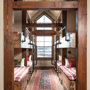 Imagen de habitación de invitados rústica con paredes beige, suelo de madera oscura y suelo marrón