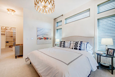 Diseño de dormitorio principal tradicional renovado de tamaño medio con paredes blancas, moqueta y suelo beige