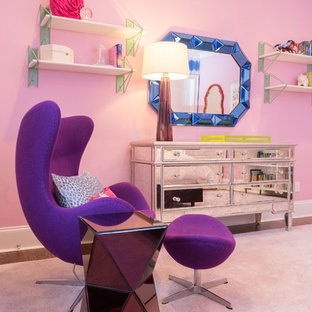 Foto de dormitorio tradicional renovado, de tamaño medio, con paredes rosas y suelo de madera en tonos medios