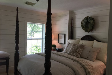 Ejemplo de habitación de invitados de estilo de casa de campo de tamaño medio con paredes blancas y moqueta