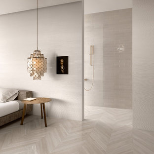 Foto de dormitorio principal, contemporáneo, de tamaño medio, sin chimenea, con paredes beige y suelo de baldosas de porcelana