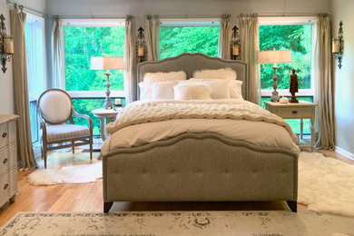 Imagen de dormitorio principal de estilo de casa de campo con paredes grises, suelo de madera en tonos medios y suelo beige
