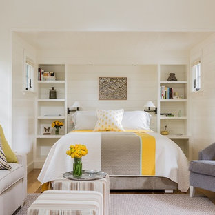Diseño de habitación de invitados marinera, de tamaño medio, con paredes blancas y suelo de madera en tonos medios