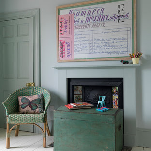 Modelo de dormitorio de estilo de casa de campo con paredes verdes, suelo de madera pintada y chimenea tradicional