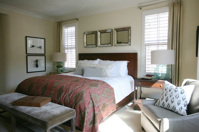 ロサンゼルスにある中くらいなエクレクティックスタイルのおしゃれな主寝室 (ベージュの壁、カーペット敷き、グレーとクリーム色)