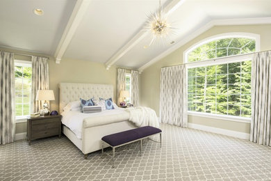 Modelo de dormitorio principal clásico renovado grande sin chimenea con moqueta y paredes beige