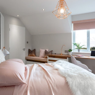 Diseño de dormitorio nórdico, pequeño, con paredes blancas