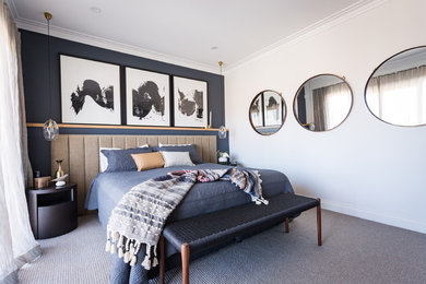 На фото: большая хозяйская спальня в современном стиле с белыми стенами, ковровым покрытием и бежевым полом с