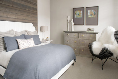 アトランタにある広いトランジショナルスタイルのおしゃれな客用寝室 (グレーの壁、カーペット敷き、暖炉なし) のインテリア