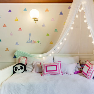 Ejemplo de dormitorio moderno, pequeño, con paredes blancas, moqueta y suelo multicolor