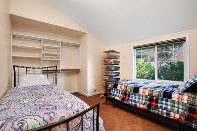 シアトルにある中くらいなおしゃれな客用寝室 (ベージュの壁、カーペット敷き、暖炉なし) のレイアウト