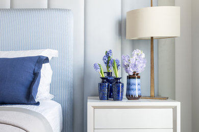 На фото: спальня в современном стиле с синими стенами и паркетным полом среднего тона