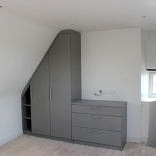 Diseño de habitación de invitados campestre, grande, sin chimenea, con paredes blancas y moqueta