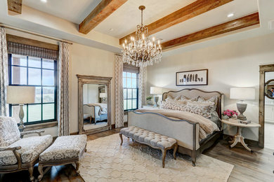 Ejemplo de dormitorio principal con paredes beige y suelo de madera en tonos medios