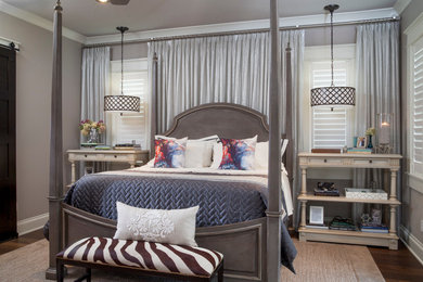 Modernes Hauptschlafzimmer ohne Kamin mit grauer Wandfarbe und braunem Holzboden in Tampa