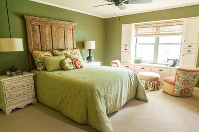 オクラホマシティにある小さなカントリー風のおしゃれな主寝室 (緑の壁、カーペット敷き)
