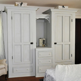 Foto de dormitorio principal, de estilo de casa de campo, de tamaño medio, sin chimenea, con paredes blancas y suelo de madera en tonos medios