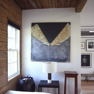 Diseño de dormitorio de estilo de casa de campo con paredes blancas y suelo de madera clara