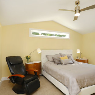 Modelo de dormitorio principal, tradicional renovado, de tamaño medio, sin chimenea, con paredes amarillas, moqueta y suelo beige