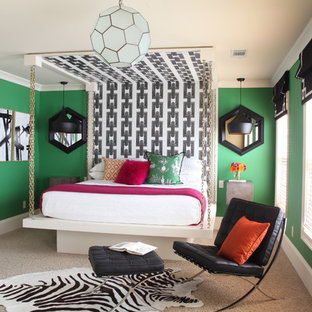Esempio di una camera da letto boho chic di medie dimensioni con pareti verdi e moquette